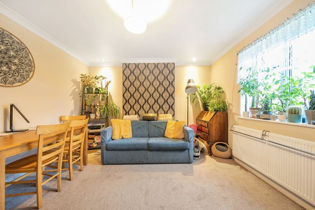 29, Garden Close, Middlesex photo 4