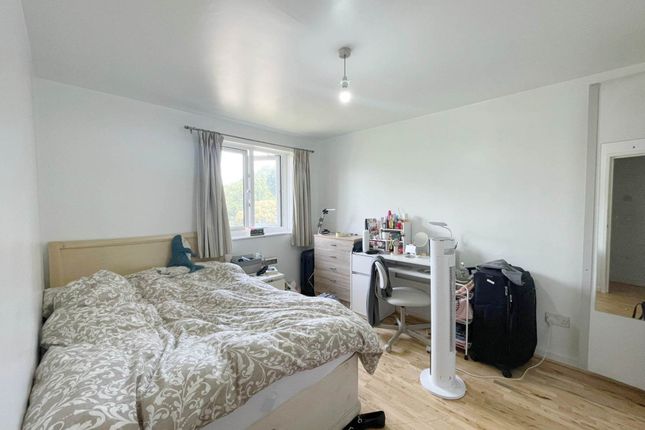 Flat 5 Minstrel Court, Wenlock Gardens, London photo 4
