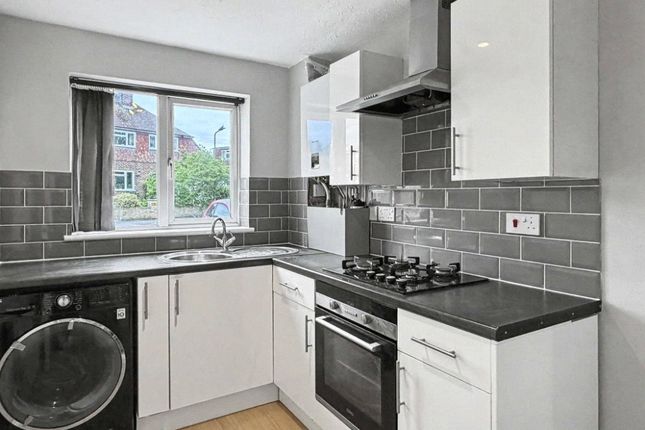 54, Kings Avenue, Farnham photo 3