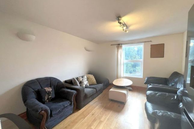 88, Balham, London SW12, Balham photo 3