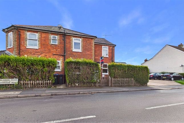 2-bed flat on Moorlands Road, Surrey, £185,000