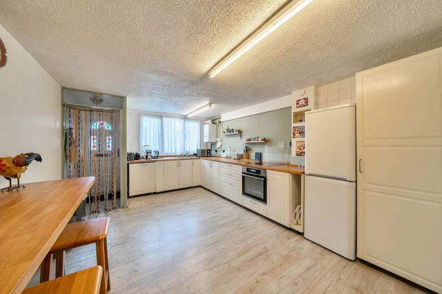 35, Sanctuary Close, Uxbridge photo 2