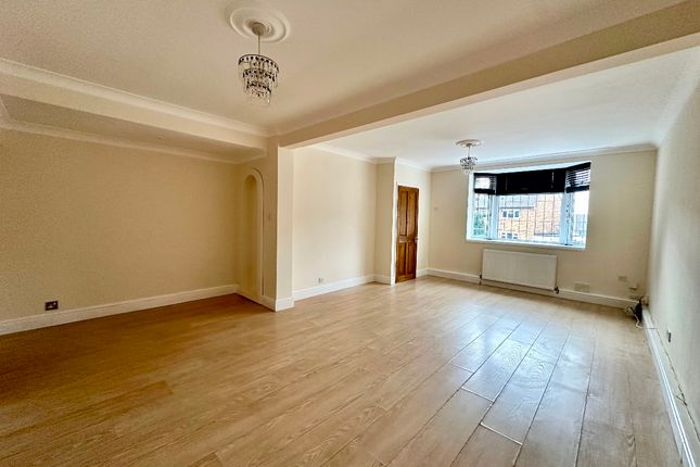 9 Redcar Road, Romford photo 4