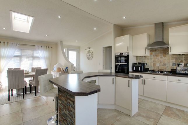 26 The Oaks, Wickford photo 2