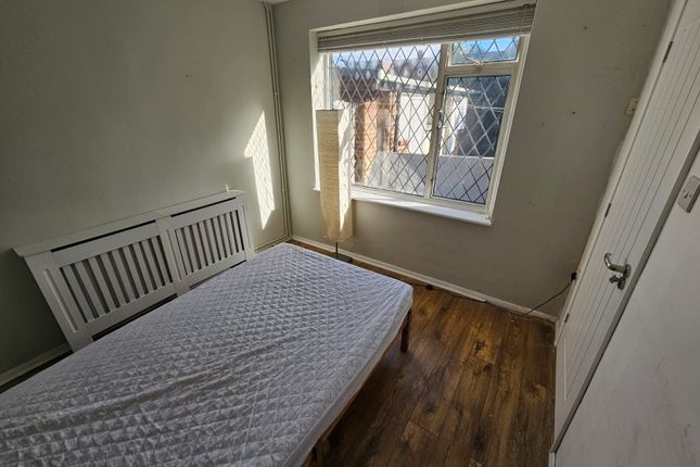 17, Trevor Close, Northolt photo 4