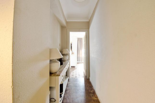 Flat 2, 975, High Road, London photo 4
