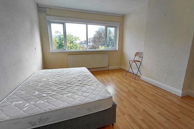 16, Oakdene Park, London photo 4