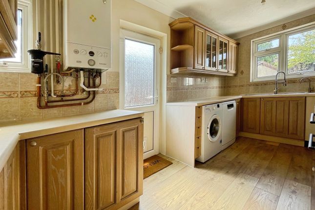 13, Woodmere Avenue, Hertfordshire photo 2