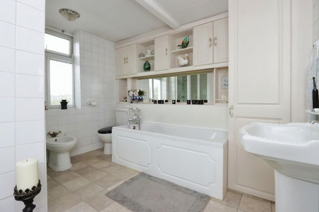 Bathroom.Jpg