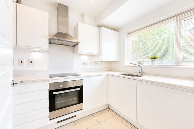 22, Hunting Place, Heston photo 3