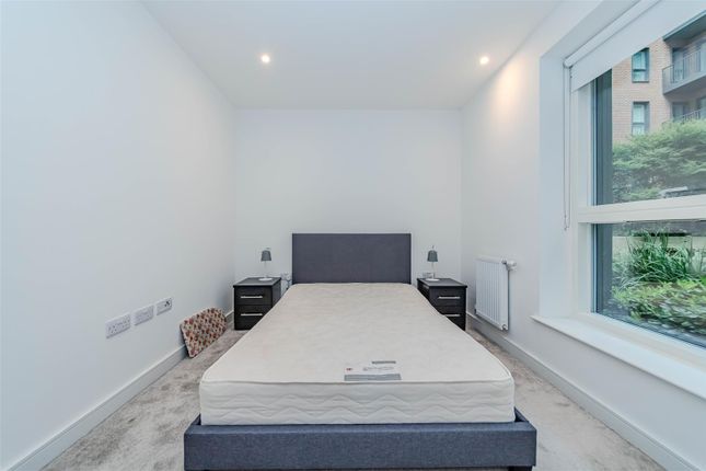 Flat, watson house, 4 Greenleaf walk, London photo 4