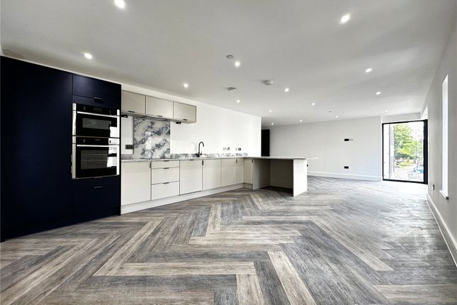 Thumbnail Flat for sale in Park Place, Cardiff
