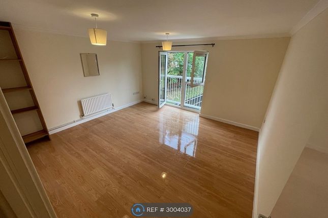 Flat, Hammonds House Victory Close, Staines-Upon-Thames photo 4