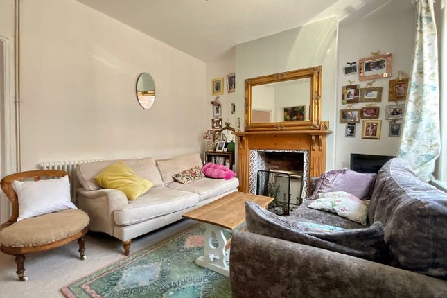 16, Queen Street, Pontypool photo 3