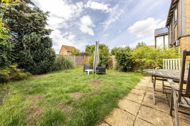 99, Kings Chase, East Molesey photo 4