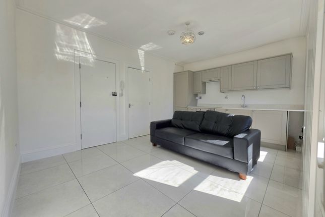 Flat 3, 15 Vaughan Road, London photo 3