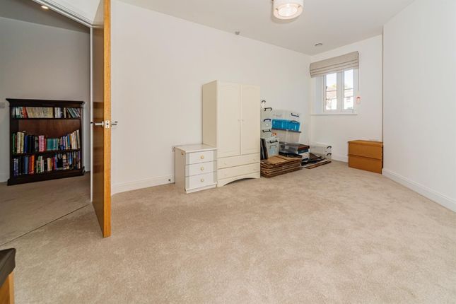 Flat for sale in London Road, Knebworth