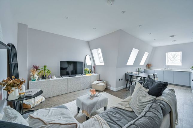 1-bed flat on Ravenscar Road, Surbiton, £300,000