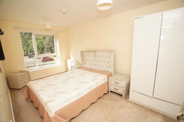 18 Manor Gardens, Hough Fold Way, Bolton photo 4