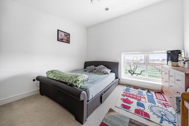 Flat for sale in Heston, Hounslow