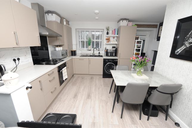 11, Hutton Hall Drive, Bradford photo 3