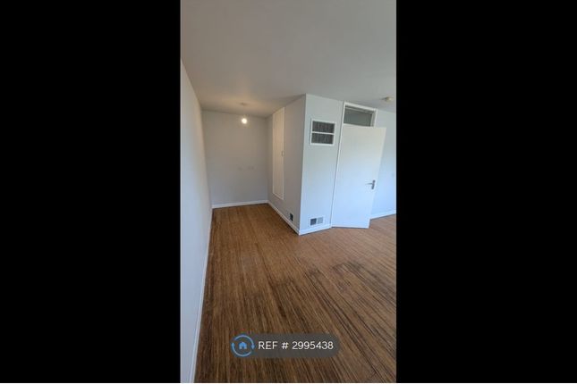 Flat, Pondfield House Elder Road, London photo 2