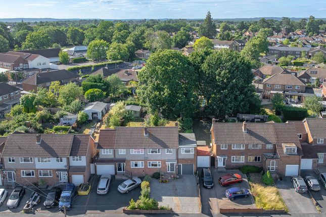 5-bed house on 5, Firwood Close, Woking, £575,000