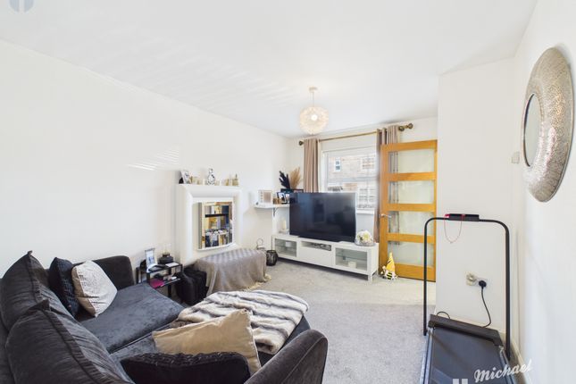 2 Napier Road, Aylesbury photo 2