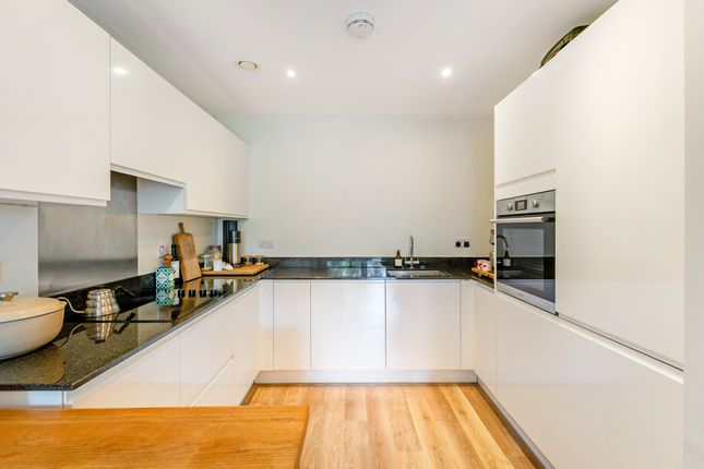 36 Knaresborough Drive, London photo 4