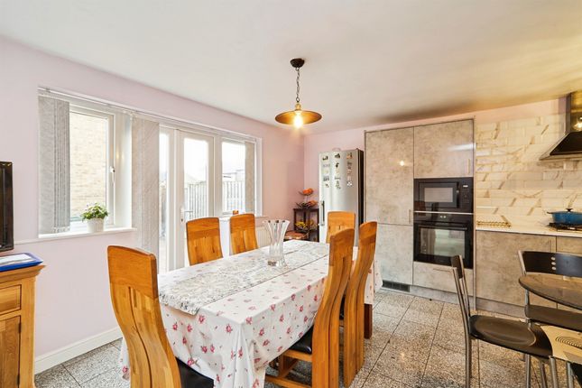 3, Oaklands Close, Leeds photo 3