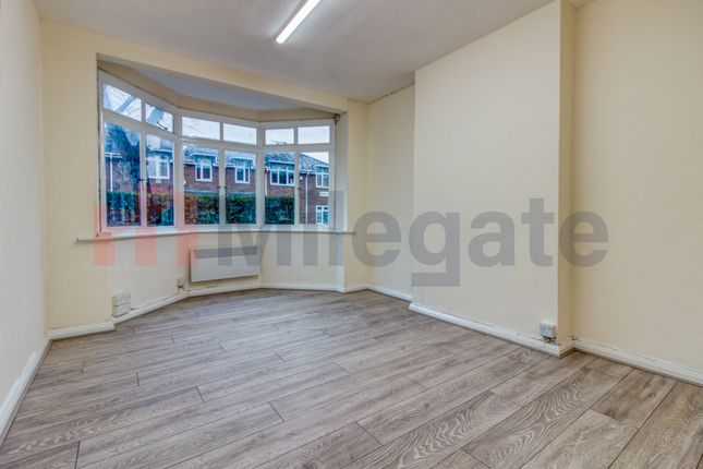 Thumbnail Flat to rent in Grosvenor Court, Brewster Road, London