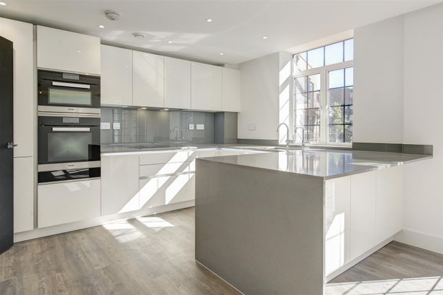 Flat for sale in Wellgarth Road, London