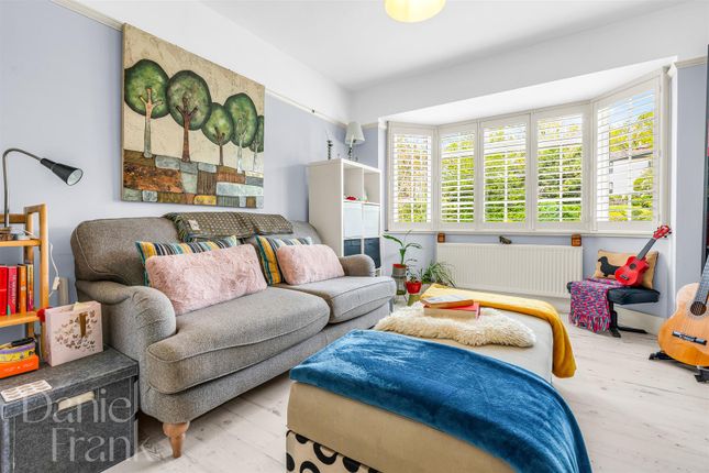 4 Crescent View, High Road, Loughton photo 3