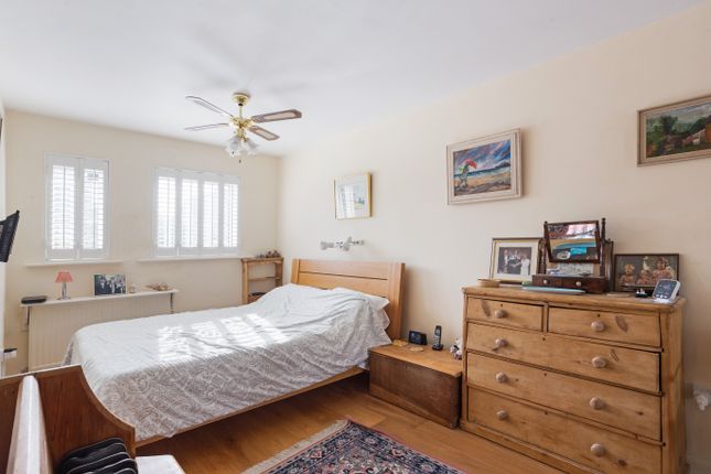 Flat for sale in Becketts Place, Hampton Wick, Kingston Upon Thames