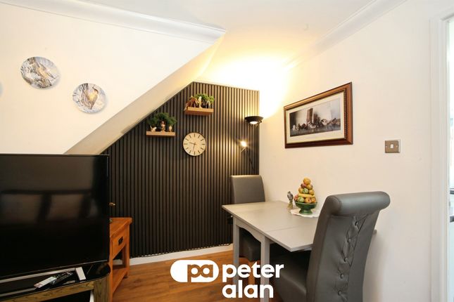 34, Downey Grove, Hengoed photo 4