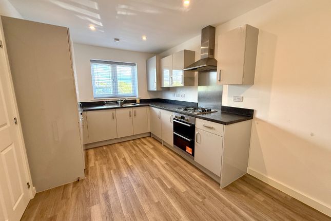 16 Luffield Close, Daventry, Northamptonshire photo 2
