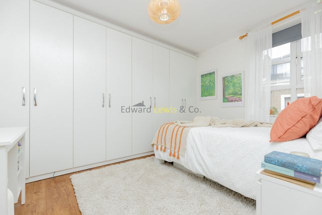19, Fuller Close, London photo 4