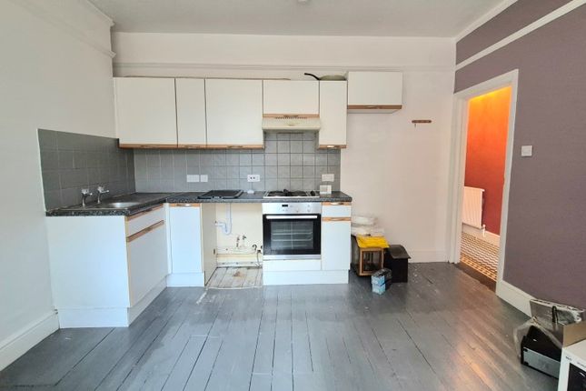 11 Warwick Avenue, Bedford photo 3