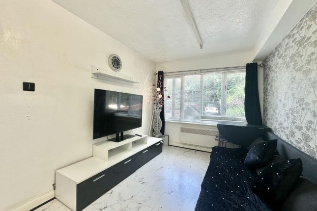 Ground floor flat of 23, Marina Approach, Hayes photo 4