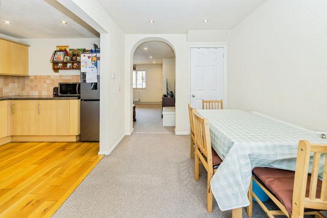 24, Binney Court, Crawley photo 4