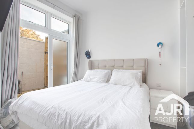 2-bed flat on 3c Lingfield Crescent, London, £1,450/mo