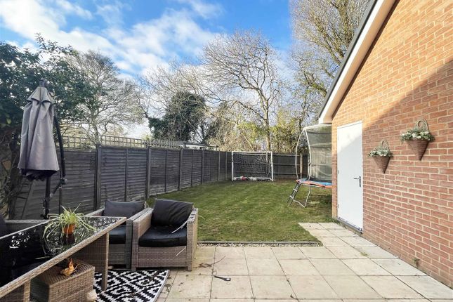 13, Radcliffe Way, Chelmsford photo 4