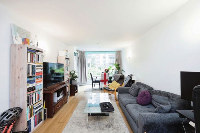 2-bed flat on Cardinal Building,Flat 116, Station Approach, Hayes, £325,000