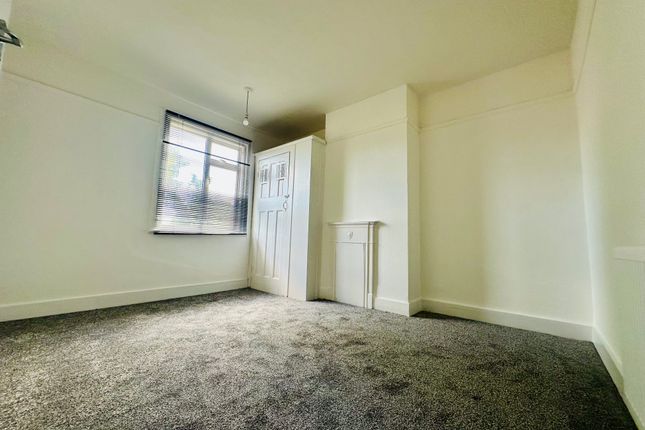 DUM, Blossom Close, Dagenham photo 3