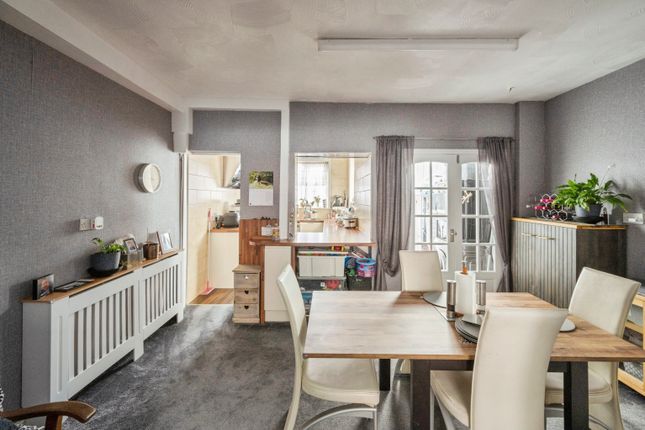 Bed 3 / Dining Room