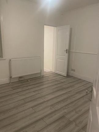 Terraced house to rent in South View Road, Grays
