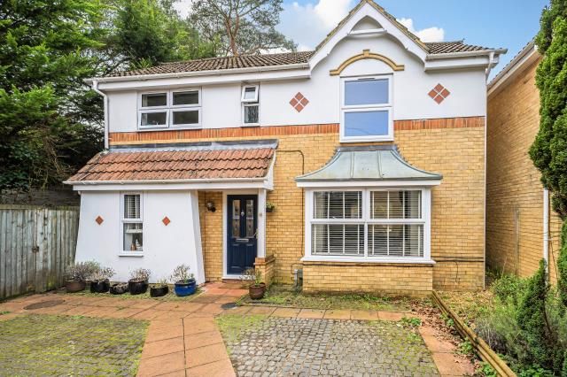 9, Heathside Park, Camberley photo 4