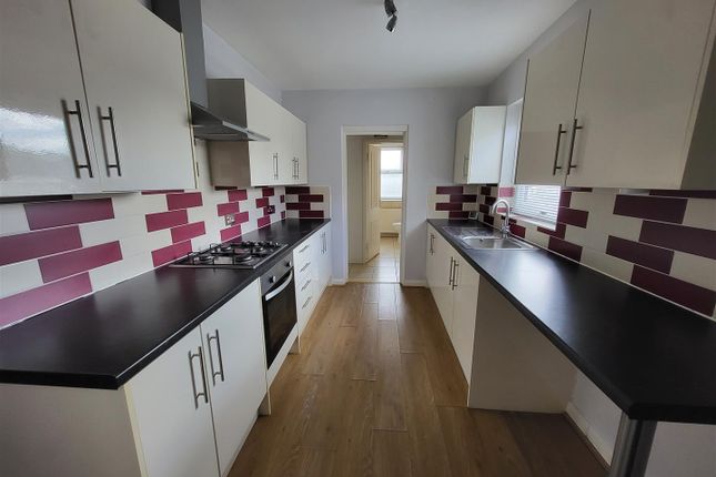 Flat to rent in Maidstone Road, Rochester