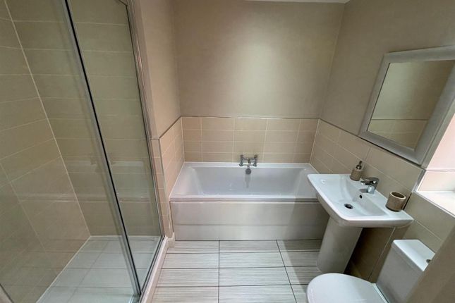 Phot - Ensuite 1 - Intaglio Drive.Jpg