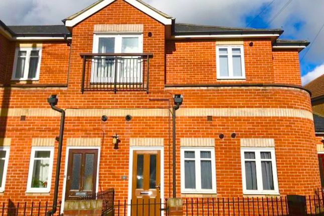 Thumbnail Flat to rent in Westcourt Road, Broadwater, Worthing